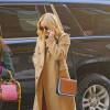 Kate Hudson arrive au Greenwich Hotel à New York, habillée d'un manteau beige, d'une jupe A.L.C. (modèle Bergen), un sac Michael Kors Collection (modèle Tenby, collection croisière 2016) et des chaussures Jimmy Choo (modèle Ditto). Le 25 janvier 2016.