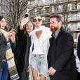 Gigi Hadid rentre à l'hôtel George V après le défilé Chanel, habillée d'un manteau A.L.C., (modèle Richard), d'un top blanc Intermix (collection Exclusive for Intermix), d'un jean OneTeaspoon et de chaussures Stuart Weitzman. Paris, le 26 janvier 2016.