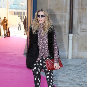 Olivia Palermo arrive au 21, place Vendôme pour assister au défilé Schiaparelli (Haute Couture printemps-été 2016), habillée d'un gilet en (fausse ?) fourrure, d'une chemise et d'un pantalon Zara, et de chaussures Sol Sana. La blogueuse et mannequin porte également des lunettes Fendi et un sac Christian Dior. Paris, le 25 janvier 2016.