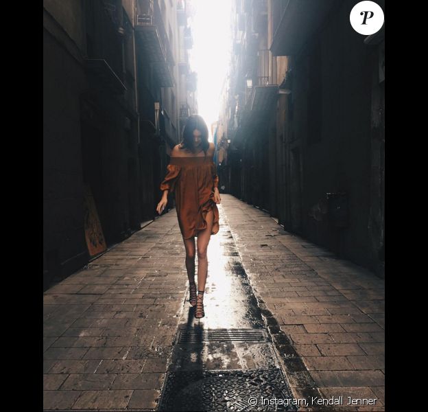 Kendall Jenner se balade à Barcelone, habillée d'une robe et de sandales Mango (collection printemps-été 2016). Photo publiée le 28 janvier 2015.