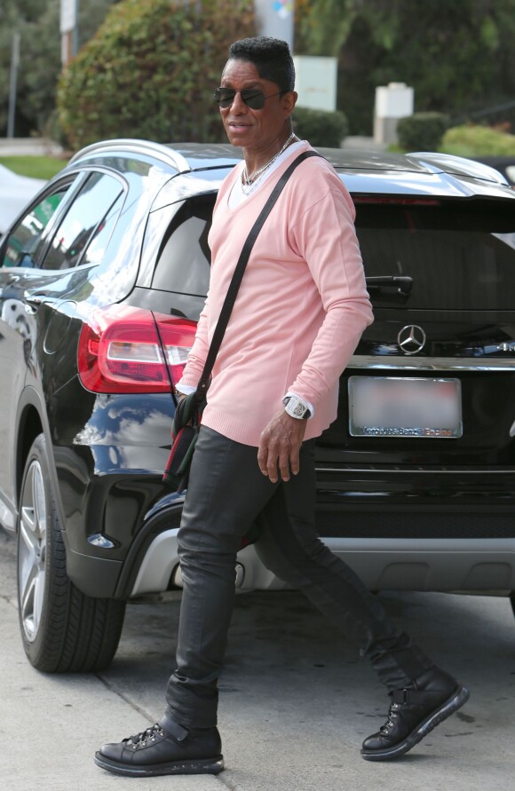 Jermaine Jackson fait le plein d'essence de sa voiture avec ses enfants à Los Angeles le 23 janvier 2016.