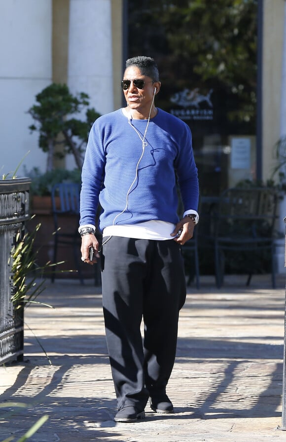 Exclusif - Le chanteur Jermaine Jackson se promène à Calabasas, Los Angeles le 13 décembre 2015.