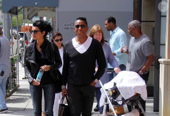 Jermaine Jackson et sa femme Halima Rashid se promènent dans les rues de Beverly Hills. Le 8 mai 2014