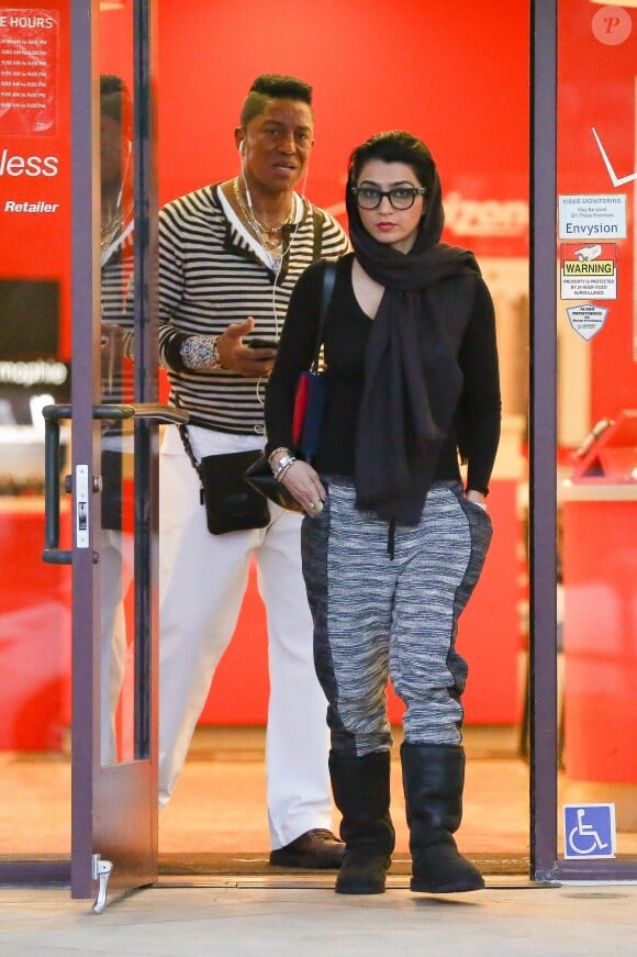 Jermaine Jackson et sa femme Halima Rashid font du shopping chez Verizon store à Calabasas, Los Angeles, le 13 janvier 2015