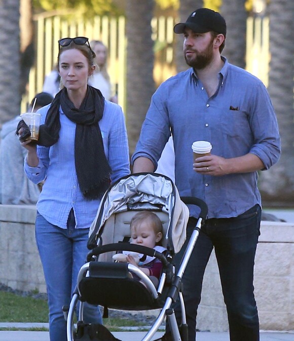 Exclusif - Emily Blunt et son mari John Krasinski sont allés déjeuner avec leur fille Hazel à Los Angeles, le 24 janvier 2015