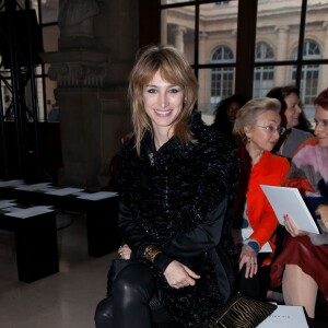 Pauline Lefèvre assiste au défilé Yiqing Yin (collection haute couture printemps-été 2016) à la faculté de médecine Paris Descartes. Paris, le 26 janvier 2016.