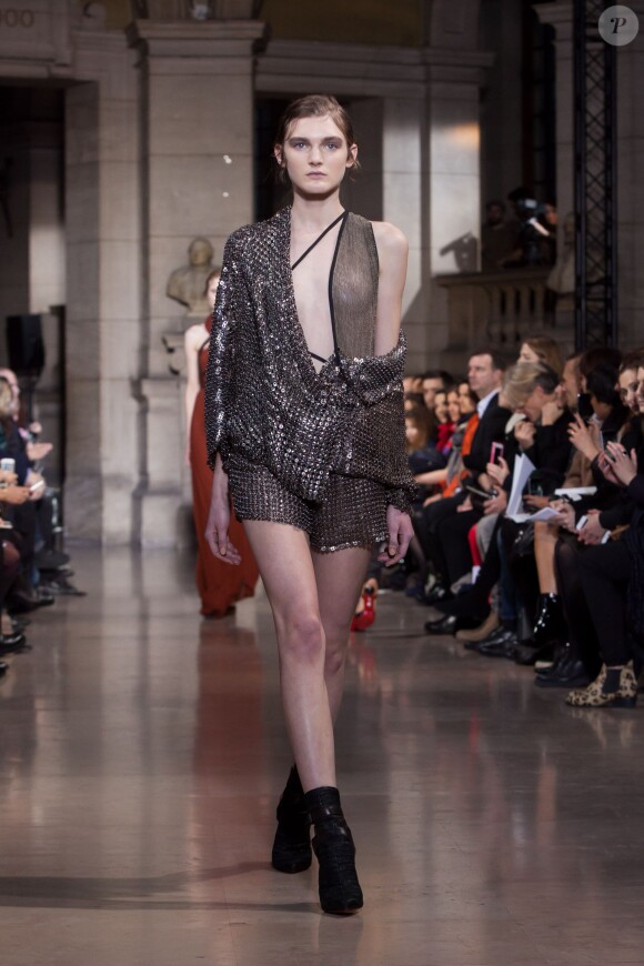 Défilé Yiqing Yin (collection haute couture printemps-été 2016) à la faculté de médecine Paris Descartes. Paris, le 26 janvier 2016.