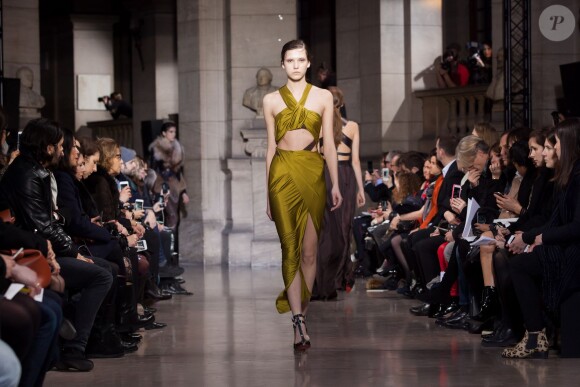 Défilé Yiqing Yin (collection haute couture printemps-été 2016) à la faculté de médecine Paris Descartes. Paris, le 26 janvier 2016.