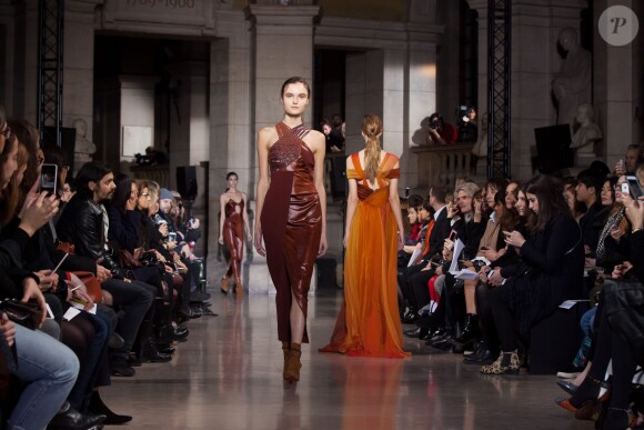 Défilé Yiqing Yin (collection haute couture printemps-été 2016) à la faculté de médecine Paris Descartes. Paris, le 26 janvier 2016.