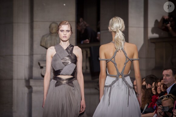 Défilé Yiqing Yin (collection haute couture printemps-été 2016) à la faculté de médecine Paris Descartes. Paris, le 26 janvier 2016.