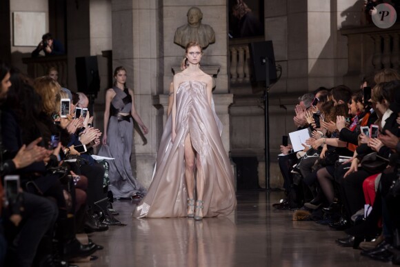 Défilé Yiqing Yin (collection haute couture printemps-été 2016) à la faculté de médecine Paris Descartes. Paris, le 26 janvier 2016.