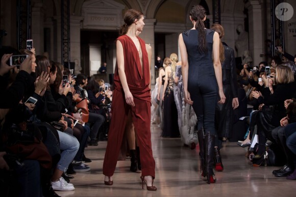 Défilé Yiqing Yin (collection haute couture printemps-été 2016) à la faculté de médecine Paris Descartes. Paris, le 26 janvier 2016.