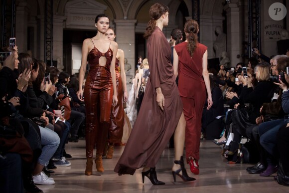 Défilé Yiqing Yin (collection haute couture printemps-été 2016) à la faculté de médecine Paris Descartes. Paris, le 26 janvier 2016.