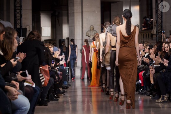 Défilé Yiqing Yin (collection haute couture printemps-été 2016) à la faculté de médecine Paris Descartes. Paris, le 26 janvier 2016.