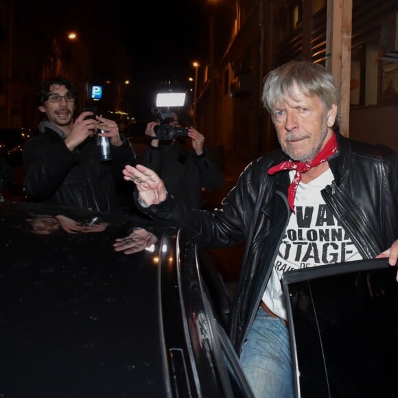 Renaud s'est joint à Christophe Alévêque et à des centaines d'anonymes place de la République à Paris le 7 janvier 2016 pour rendre hommage aux victimes des attentats terroristes, un an jour pour jour après l'attaque de Charlie Hebdo. ©Lionel Urman/Bestimage