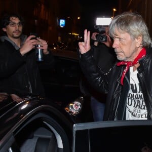 Renaud s'est joint à Christophe Alévêque et à des centaines d'anonymes place de la République à Paris le 7 janvier 2016 pour rendre hommage aux victimes des attentats terroristes, un an jour pour jour après l'attaque de Charlie Hebdo. ©Lionel Urman/Bestimage