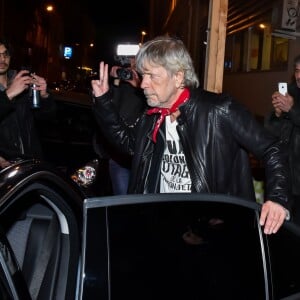 Renaud s'est joint à Christophe Alévêque et à des centaines d'anonymes place de la République à Paris le 7 janvier 2016 pour rendre hommage aux victimes des attentats terroristes, un an jour pour jour après l'attaque de Charlie Hebdo. ©Lionel Urman/Bestimage