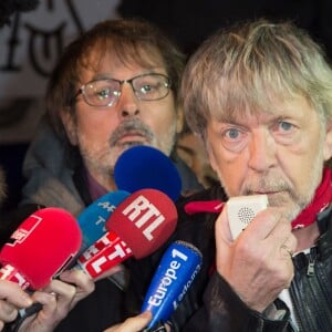 Renaud s'est joint à Christophe Alévêque et à des centaines d'anonymes place de la République à Paris le 7 janvier 2016 pour rendre hommage aux victimes des attentats terroristes, un an jour pour jour après l'attaque de Charlie Hebdo.