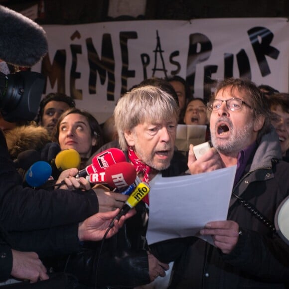 Renaud s'est joint à Christophe Alévêque et à des centaines d'anonymes place de la République à Paris le 7 janvier 2016 pour rendre hommage aux victimes des attentats terroristes, un an jour pour jour après l'attaque de Charlie Hebdo.