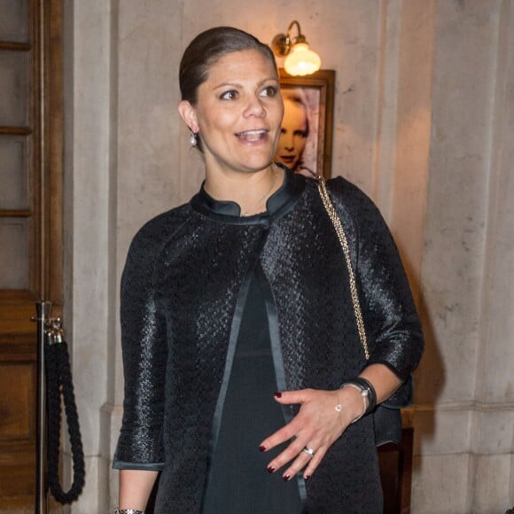 La princesse Victoria de Suède, enceinte, lors de la remise de la bourse d'études de la Fondation Micael Bindefeld en mémoire de l'Holocauste le 27 janvier 2016 à l'Opéra de Stockholm