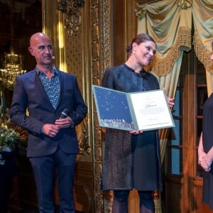 La princesse Victoria de Suède, enceinte, lors de la remise de la bourse d'études de la Fondation Micael Bindefeld en mémoire de l'Holocauste le 27 janvier 2016 à l'Opéra de Stockholm