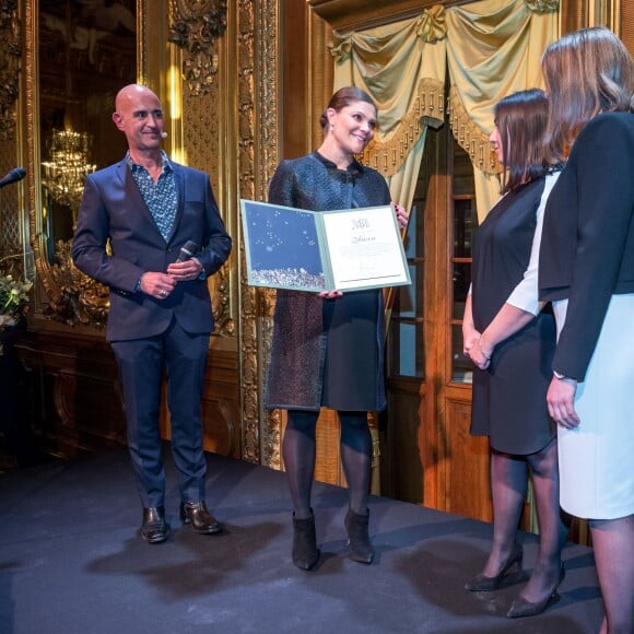 La princesse Victoria de Suède, enceinte, lors de la remise de la bourse d'études de la Fondation Micael Bindefeld en mémoire de l'Holocauste le 27 janvier 2016 à l'Opéra de Stockholm