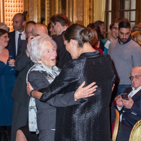 La princesse Victoria de Suède, enceinte, lors de la remise de la bourse d'études de la Fondation Micael Bindefeld en mémoire de l'Holocauste le 27 janvier 2016 à l'Opéra de Stockholm