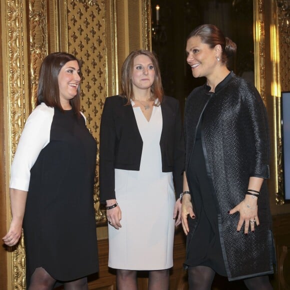 La princesse Victoria de Suède, enceinte, lors de la remise de la bourse d'études de la Fondation Micael Bindefeld en mémoire de l'Holocauste le 27 janvier 2016 à l'Opéra de Stockholm