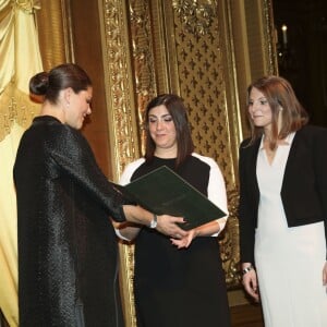 La princesse Victoria de Suède, enceinte, lors de la remise de la bourse d'études de la Fondation Micael Bindefeld en mémoire de l'Holocauste le 27 janvier 2016 à l'Opéra de Stockholm