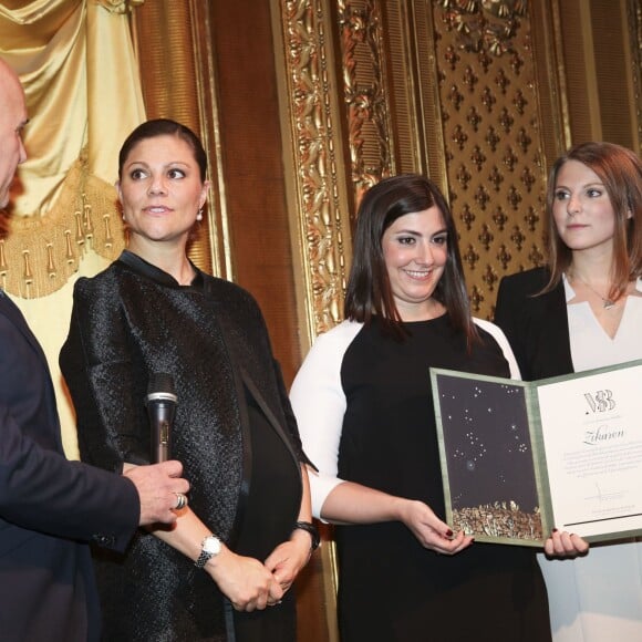 La princesse Victoria de Suède, enceinte, lors de la remise de la bourse d'études de la Fondation Micael Bindefeld en mémoire de l'Holocauste le 27 janvier 2016 à l'Opéra de Stockholm