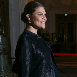 La princesse Victoria de Suède, enceinte, lors de la remise de la bourse d'études de la Fondation Micael Bindefeld en mémoire de l'Holocauste le 27 janvier 2016 à l'Opéra de Stockholm