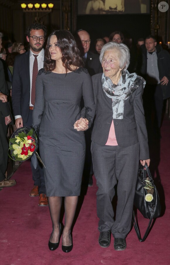 La princesse Sofia de Suède, enceinte, avec Hédi Fried, rescapée des camps de concentration, à la Grande synagogue de Stockholm le 27 janvier 2016 pour une cérémonie commémorative de l'Holocauste.