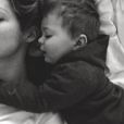 Tendre photo d'Emilie Nef Naf aux côtés son deuxième enfant, Menzo (1 an). Janvier 2016.