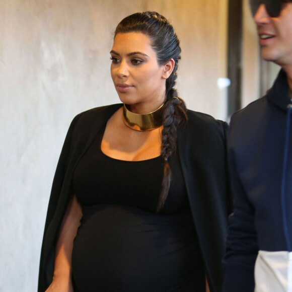 Kim Kardashian enceinte est allée diner au restaurant ‘Chin Chin' avec son ami Jonathan Cheban à Studio City, le 9 novembre 2015  Pregnant Kim Kardashian spotted out for dinner at Chin Chin with her friend Jonathan Cheban in Studio City, California on November 9, 2015.09/11/2015 - Studio City