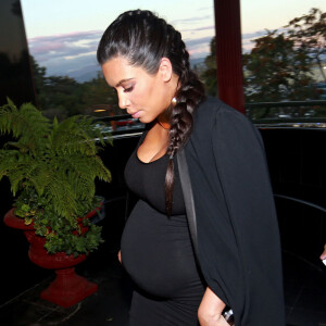 Kim Kardashian enceinte est allée diner au restaurant ‘Chin Chin' avec son ami Jonathan Cheban à Studio City, le 9 novembre 2015  Pregnant Kim Kardashian spotted out for dinner at Chin Chin with her friend Jonathan Cheban in Studio City, California on November 9, 2015.09/11/2015 - Studio City