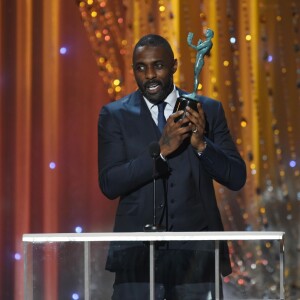 Idris Elba reçoit le prix du Meilleur Second Rôle Masculin (Beasts of No Nation) aux 22e Screen Actors Guild Awards au Shrine Auditorium. Los Angeles, le 30 janvier 2016.
