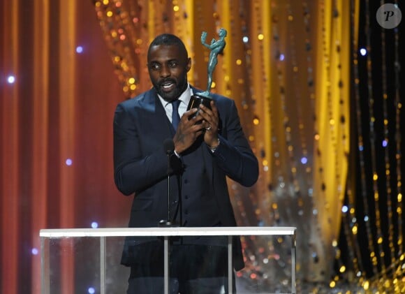 Idris Elba reçoit le prix du Meilleur Second Rôle Masculin (Beasts of No Nation) aux 22e Screen Actors Guild Awards au Shrine Auditorium. Los Angeles, le 30 janvier 2016.