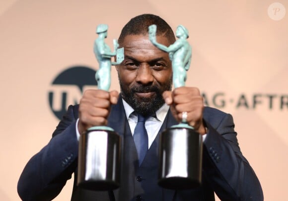 Idris Elba et ses deux récompenses (Meilleur Second Rôle Masculin et Meilleur Acteur dans un film télévisé/une minisérie) aux 22e Screen Actors Guild Awards au Shrine Auditorium. Los Angeles, le 30 janvier 2016.