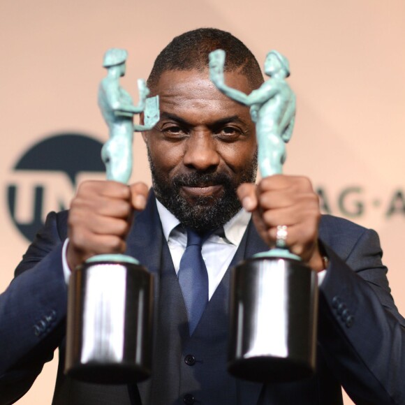 Idris Elba et ses deux récompenses (Meilleur Second Rôle Masculin et Meilleur Acteur dans un film télévisé/une minisérie) aux 22e Screen Actors Guild Awards au Shrine Auditorium. Los Angeles, le 30 janvier 2016.