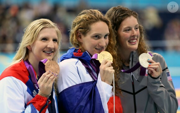 Camille Muffat entourée d'Allison Schmitt et Rebecca Adlington après le 400 nage libre des JO de Londres, le 29 juillet 2012
