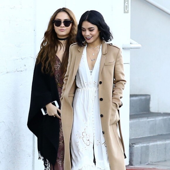 Exclusif - Vanessa Hudgens et sa soeur Stella font du shopping dans les rues de Studio City, le 24 décembre 2015