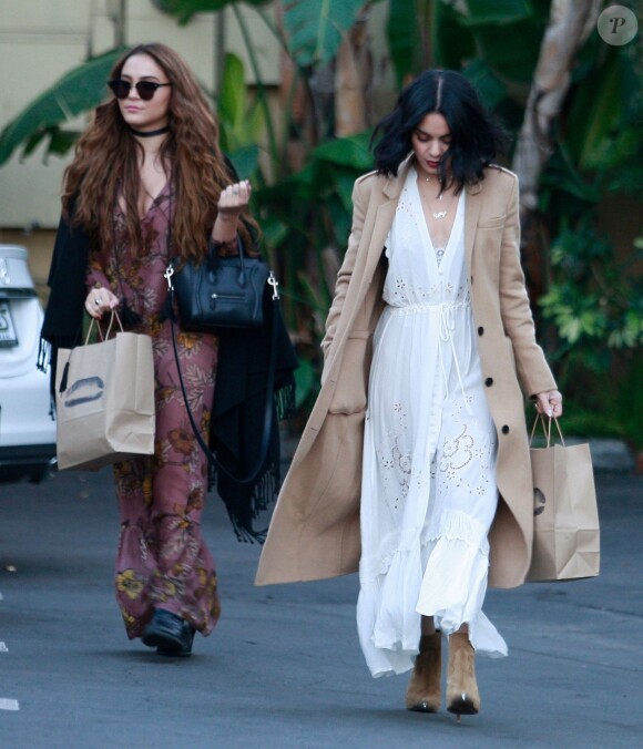 Exclusif - Vanessa Hudgens et sa soeur Stella font du shopping dans les rues de Studio City, le 24 décembre 2015
