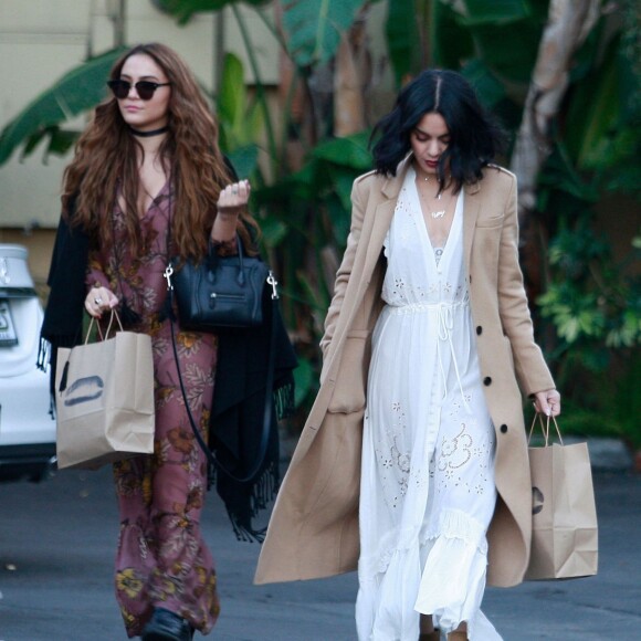 Exclusif - Vanessa Hudgens et sa soeur Stella font du shopping dans les rues de Studio City, le 24 décembre 2015