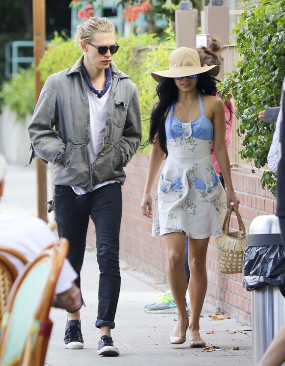Vanessa Hudgens et son petit-ami Austin Butler vont prendre un petit-déjeuner à Beverly Hills, le 16 septembre 2015.