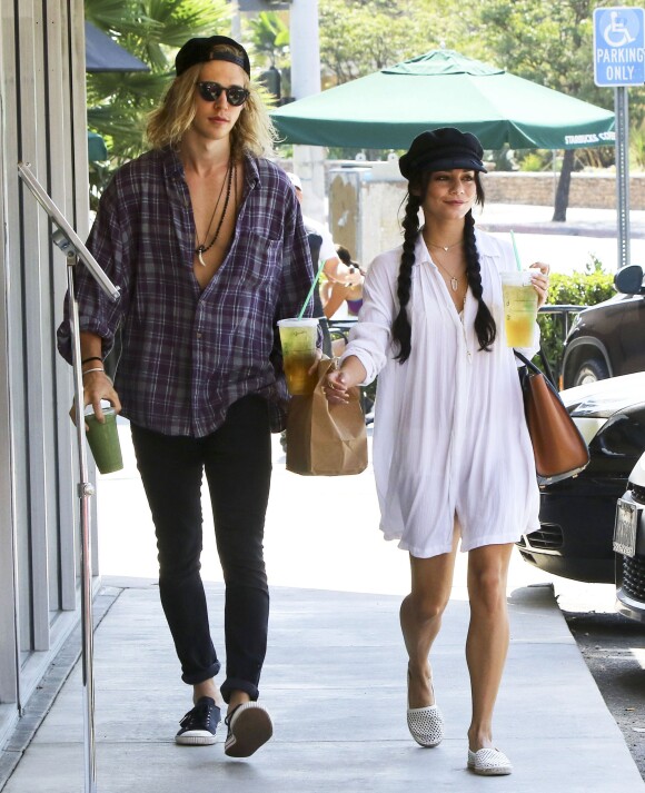 Vanessa Hudgens et son petit ami Austin Butler se promènent dans les rues de Studio City, le 7 septembre 2015