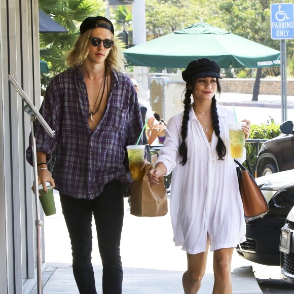 Vanessa Hudgens et son petit ami Austin Butler se promènent dans les rues de Studio City, le 7 septembre 2015