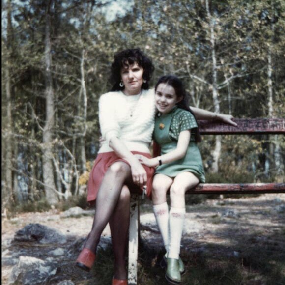 Photo de Béatrice Dalle enfant, adolescente et en famille. L'actrice de "37°2 le matin" a quitté ses parents peu avant l'âge de 15 ans et ne les a revus que deux fois.