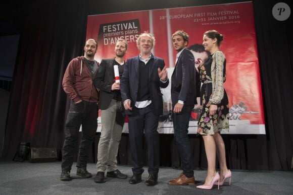 Olivier Masset-Depasse, Guillaume Senez, réalisateur de "Keeper" qui remporte le Grand Prix du Jury Long Métrage Européen, Arnaud Desplechin (Président du jury), Ruben Alves, Laetitia Casta (Vice-présidente du jury) lors du festival "Premiers Plans" d'Angers. Le 30 janvier 2016 © Nicolas Desvignes / Bestimage