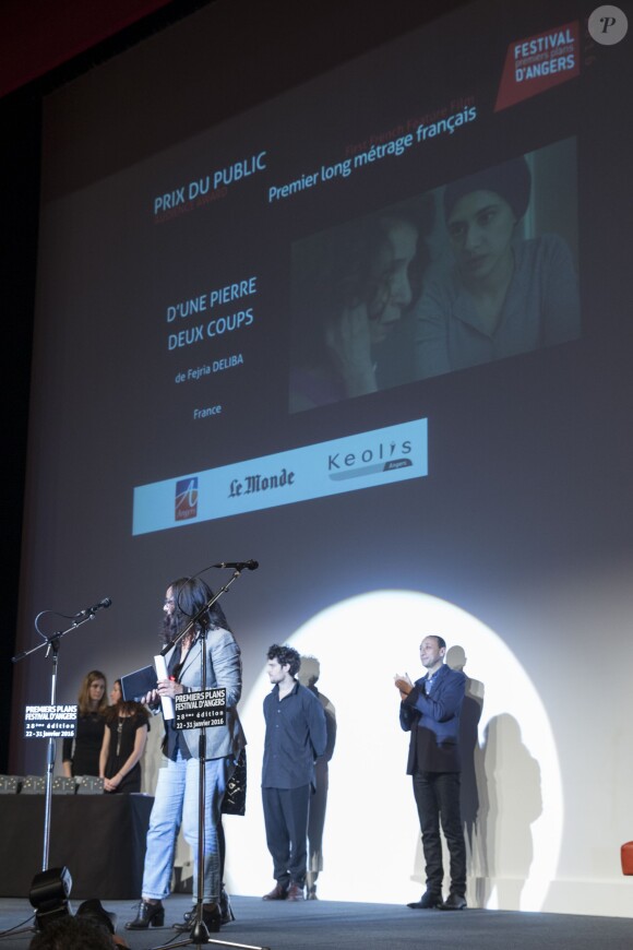 Le prix du Public Long Métrage Français pour "D'une pierre deux coups" de Fejria Deliba en compagnie de ses comédiens - Festival "Premiers Plans" d'Angers. Le 30 janvier 2016 © Nicolas Desvignes / Bestimage