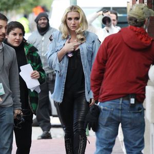 Kesha fait une apparition sur le tournage de "Bad Moms" à La Nouvelle-Orléans le 12 janvier 2016.